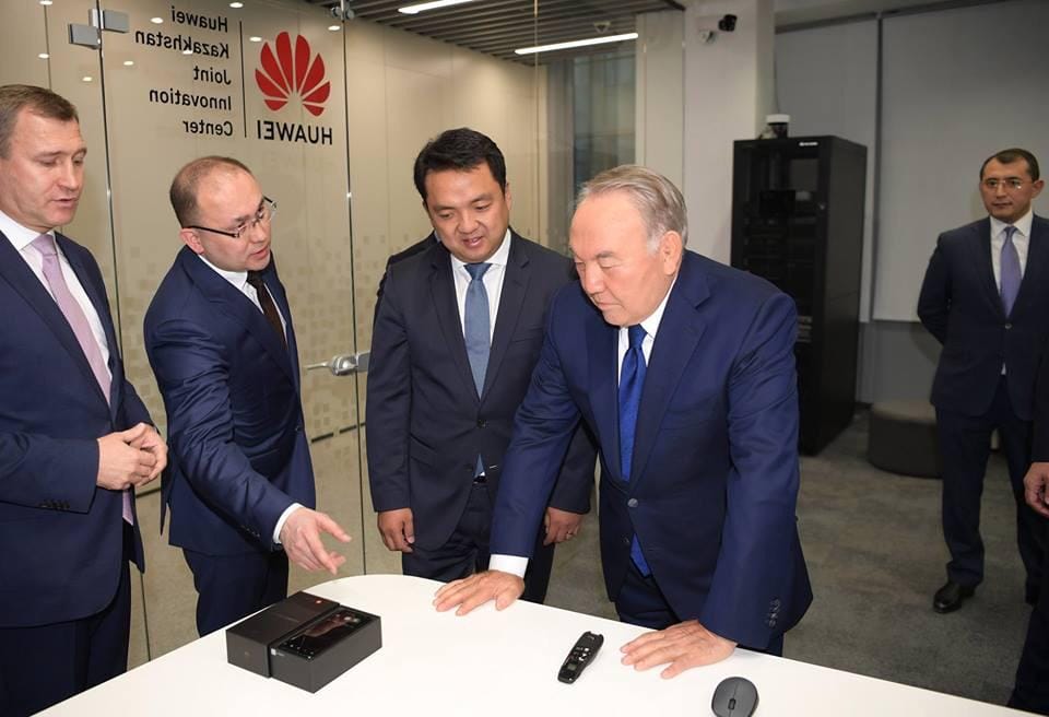 В ходе открытия технопарка «Astana Hub» Назарбаев посетил инновационный центр Huawei
