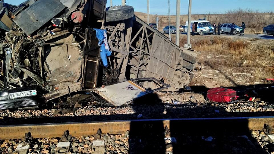 Уральский пассажирский автобус столкнулся с ж/д-составом, перевозящим жидкий фосфор
