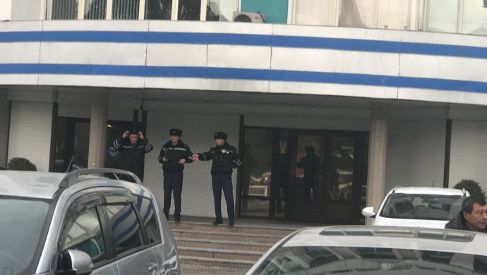 В Алматы эвакуировали несколько редакций телеканалов из-за сообщения о бомбе