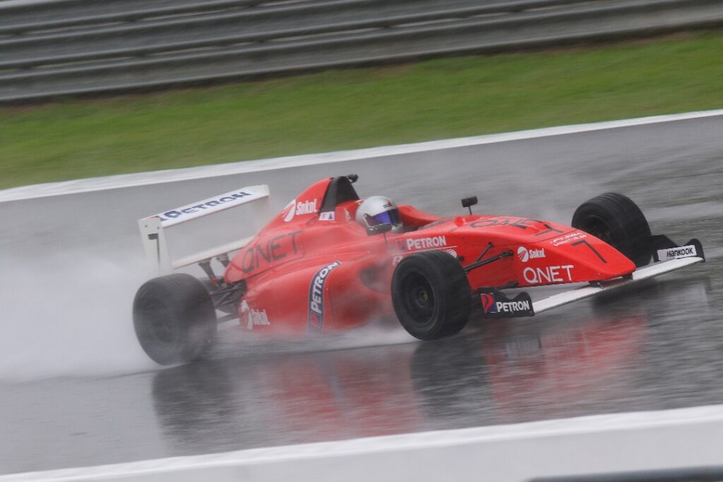 Молодой казахстанский автогонщик показал высокие результаты на «Формуле 4»