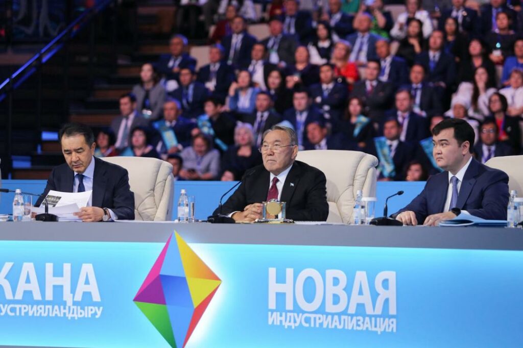 Назарбаев: «Казахстан будет форсировать переход на зеленую энергетику»