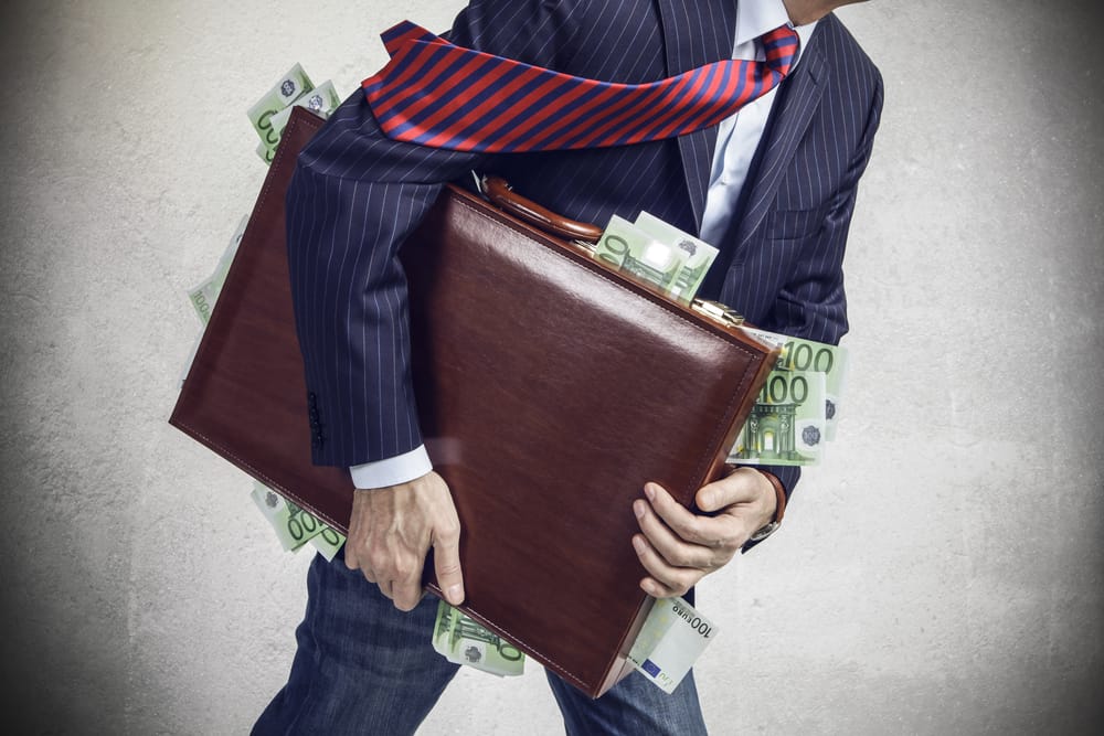 Более тысячи чиновников попались на коррупции в 2018 году