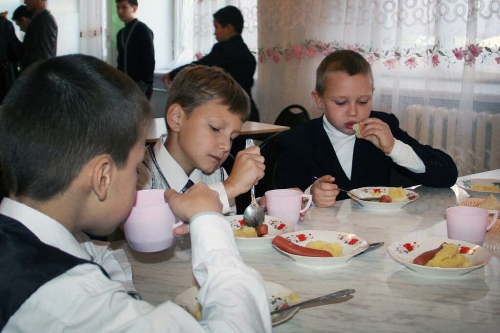 Безопасность школьного питания стала причиной конфликта между уральскими предпринимателями и СЭС