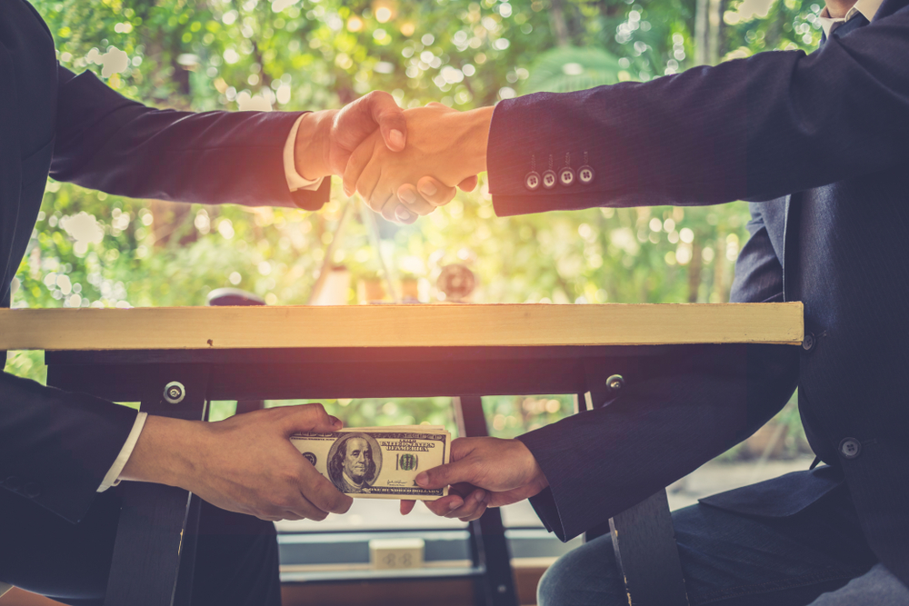 135 человек уволены с госслужбы по отрицательным мотивам