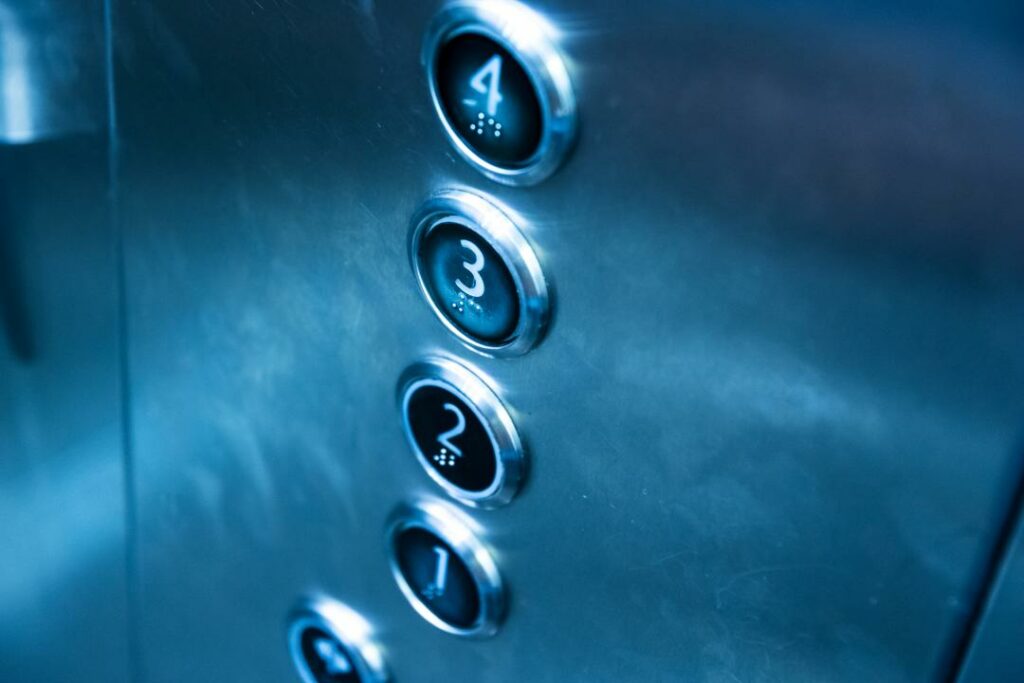 Каждый пятый лифт в ВКО потенциально опасен