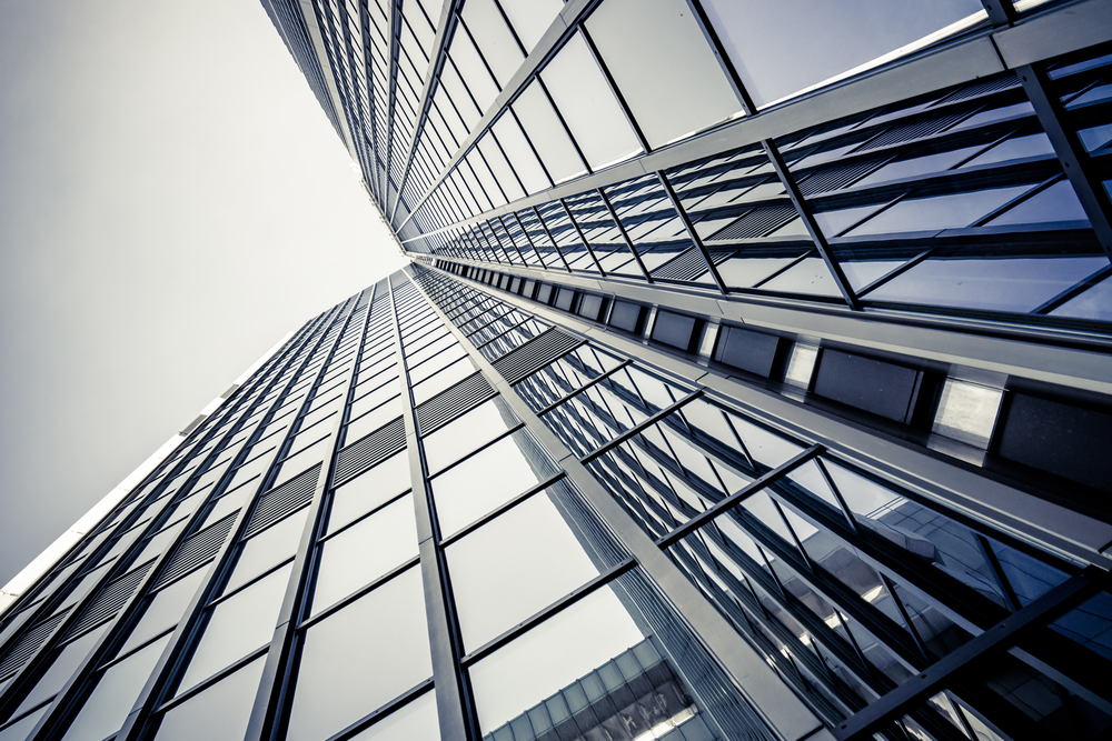 Судебными тяжбами объяснили в МИИР задержку с достройкой столичных проблемных ЖК