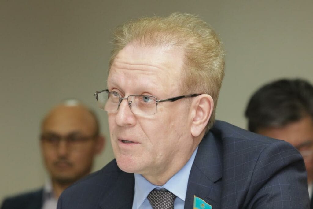 Мажилисмен не смог оплатить налог на фрилансеров