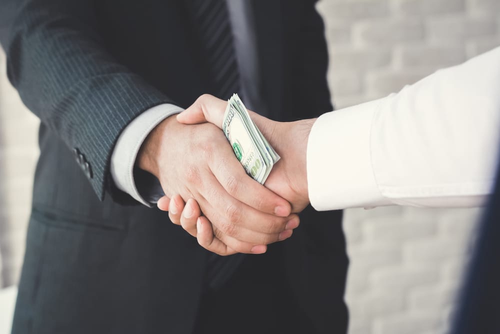 В Алматы задержан судья при получении взятки в $10 тысяч