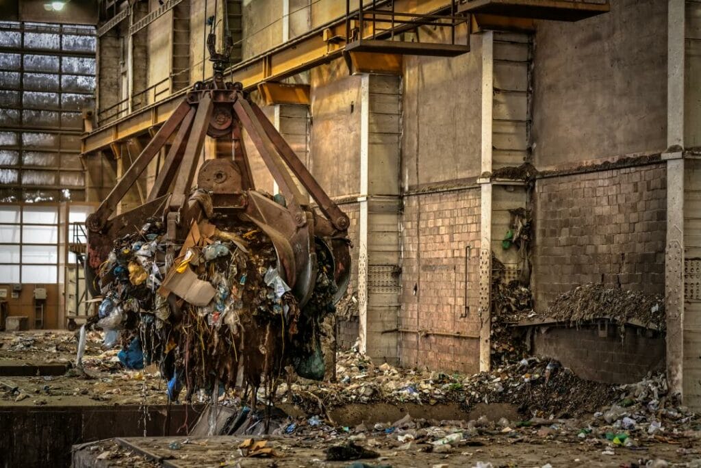 «Экобомба» рванула в Мангистау: экологи хотят оштрафовать компанию по переработке отходов «за мусор»