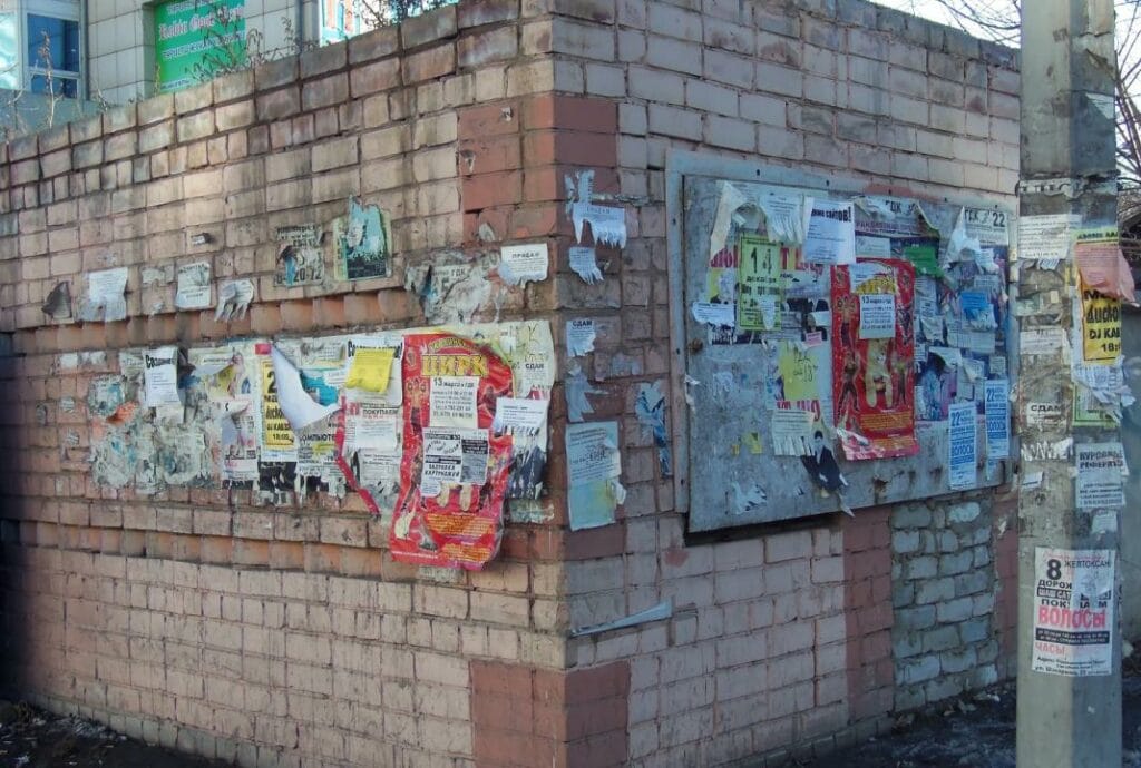 Предпринимателей, расклеивающих объявления на столбах, предложили штрафовать в Семее