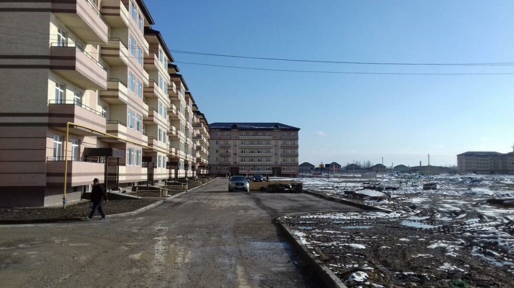 Удобства потом: жители нового таразского микрорайона живут без газа и горячей воды