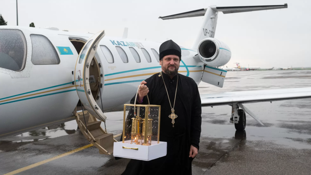 В Казахстан прибыла частица Благодатного огня из Иерусалима