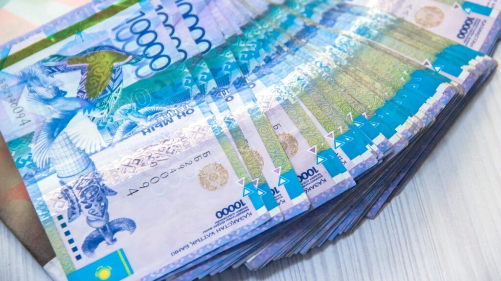 В каких сферах в Казахстане можно зарабатывать более 1 млн тенге