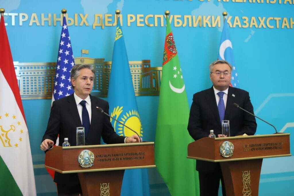 Немедленные санкции пообещал госсекретарь США Китаю в случае поддержки России в войне