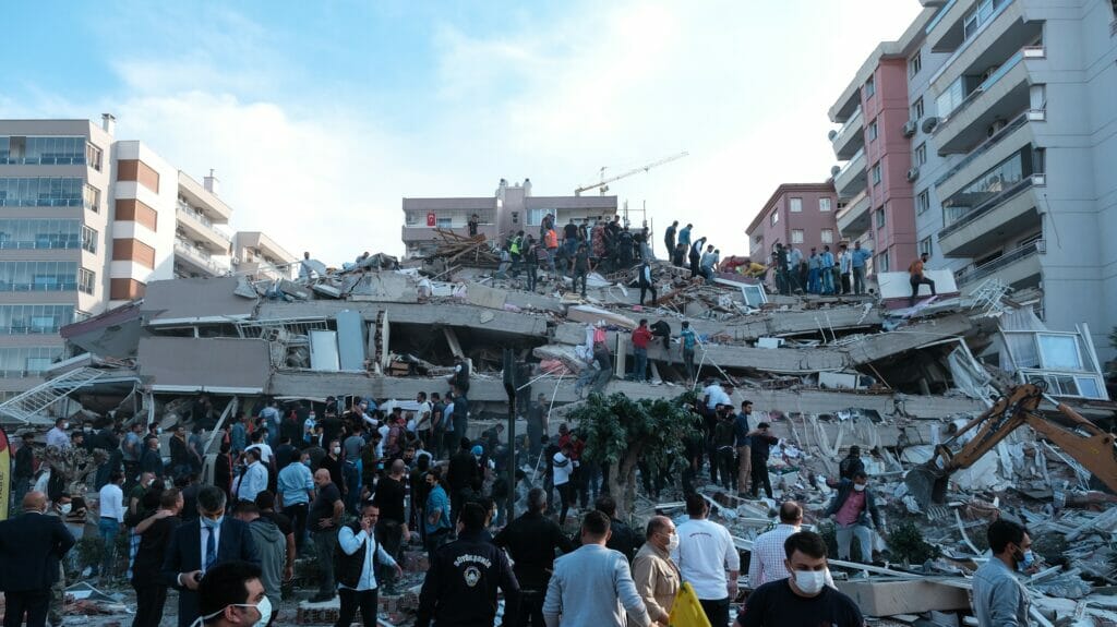 Казахстанку нашли живой под завалами рухнувшего здания в Турции