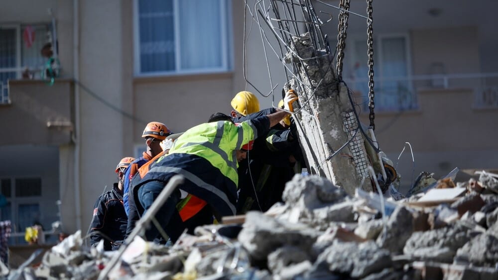 Сотрудники МЧС Казахстана спасли женщину, находящуюся под завалами разрушенного дома в Турции
