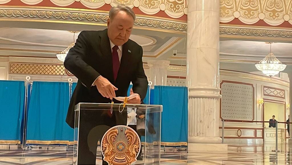 Назарбаев голосует