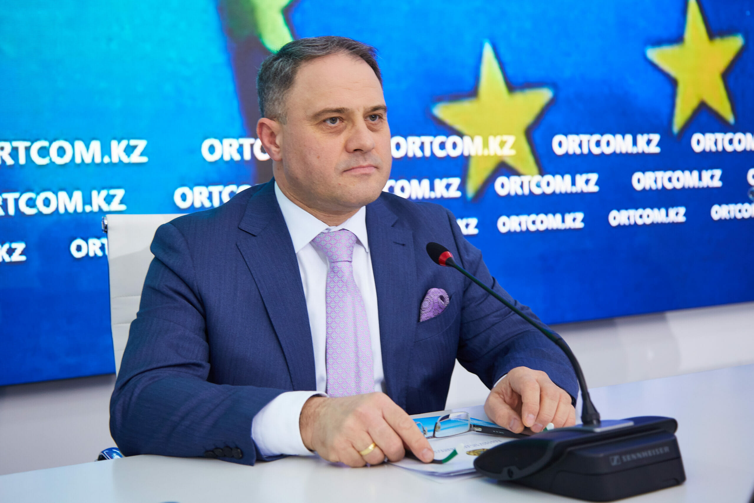 Роман Василенко во время брифинга