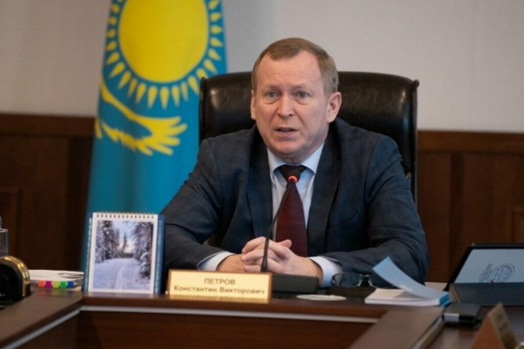 Кандидаты в депутаты попросили казахстанцев не открепляться от своих участков