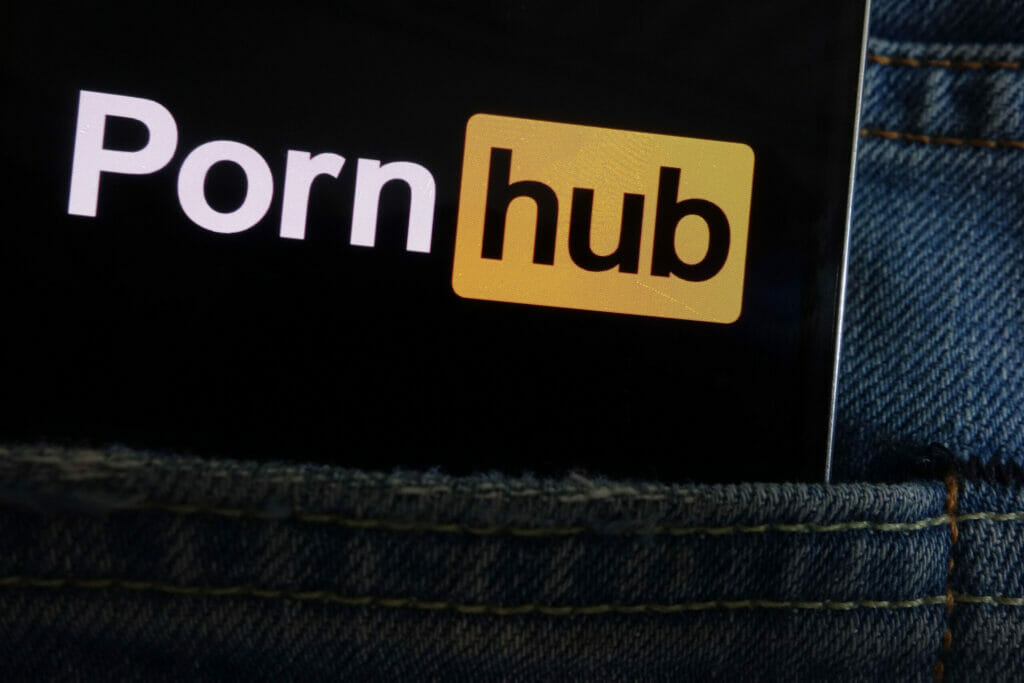 Канадский инвестфонд приобрел материнскую компанию Pornhub