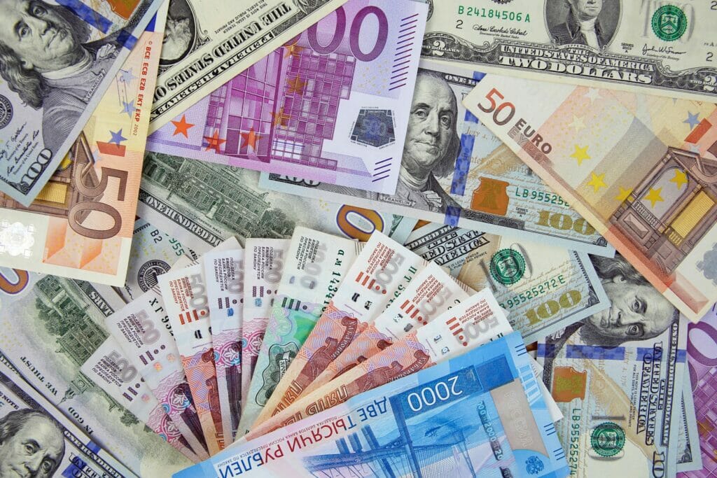 Подозреваемую в сбыте фальшивых евро экстрадировали в Казахстан