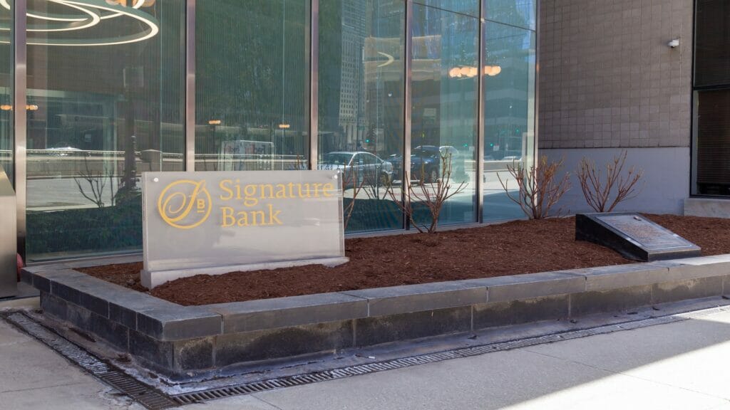 Власти США продали треть рухнувшего Signature Bank