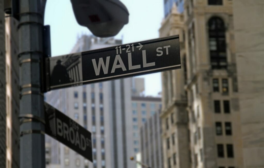 Основные индексы Уолл-стрит снизились на опасениях потенциального банковского кризиса