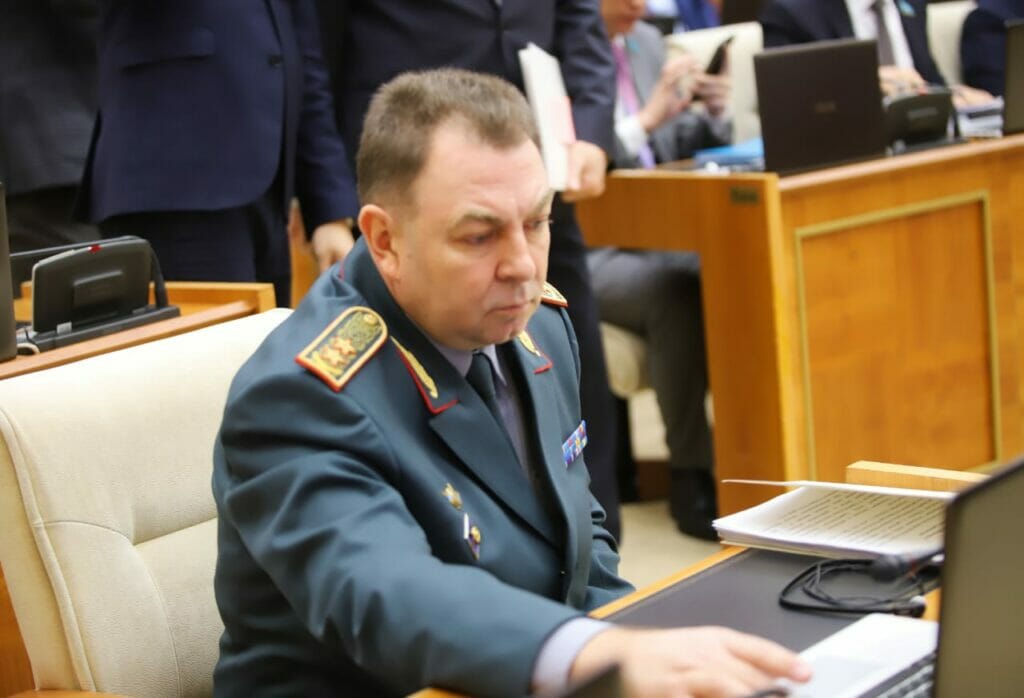 Глава МЧС высказался о массовом уходе пилотов, недовольных заработной платой