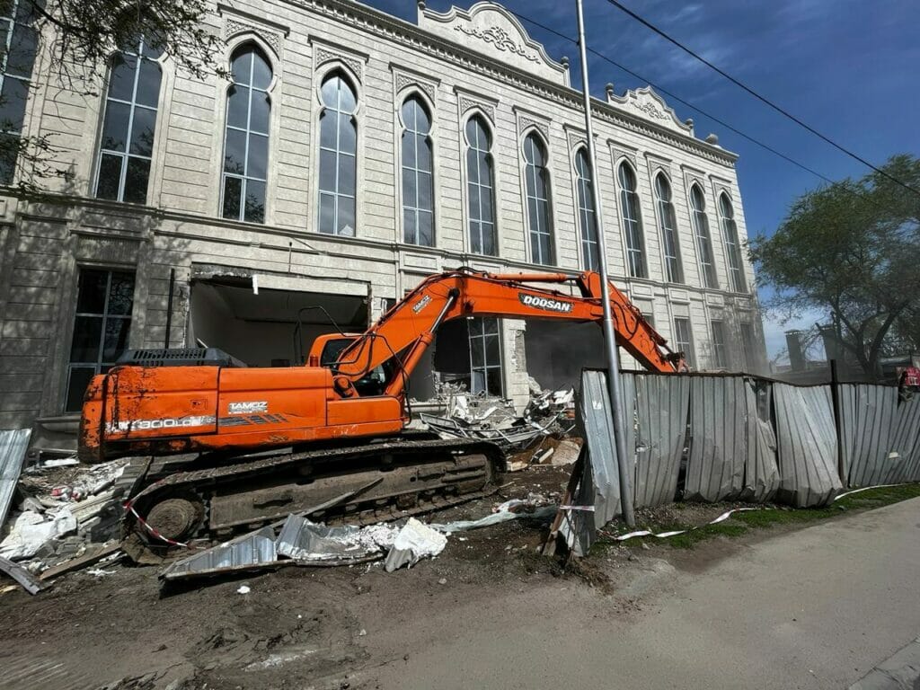 Незаконно построенный ресторан снесли в Алматы