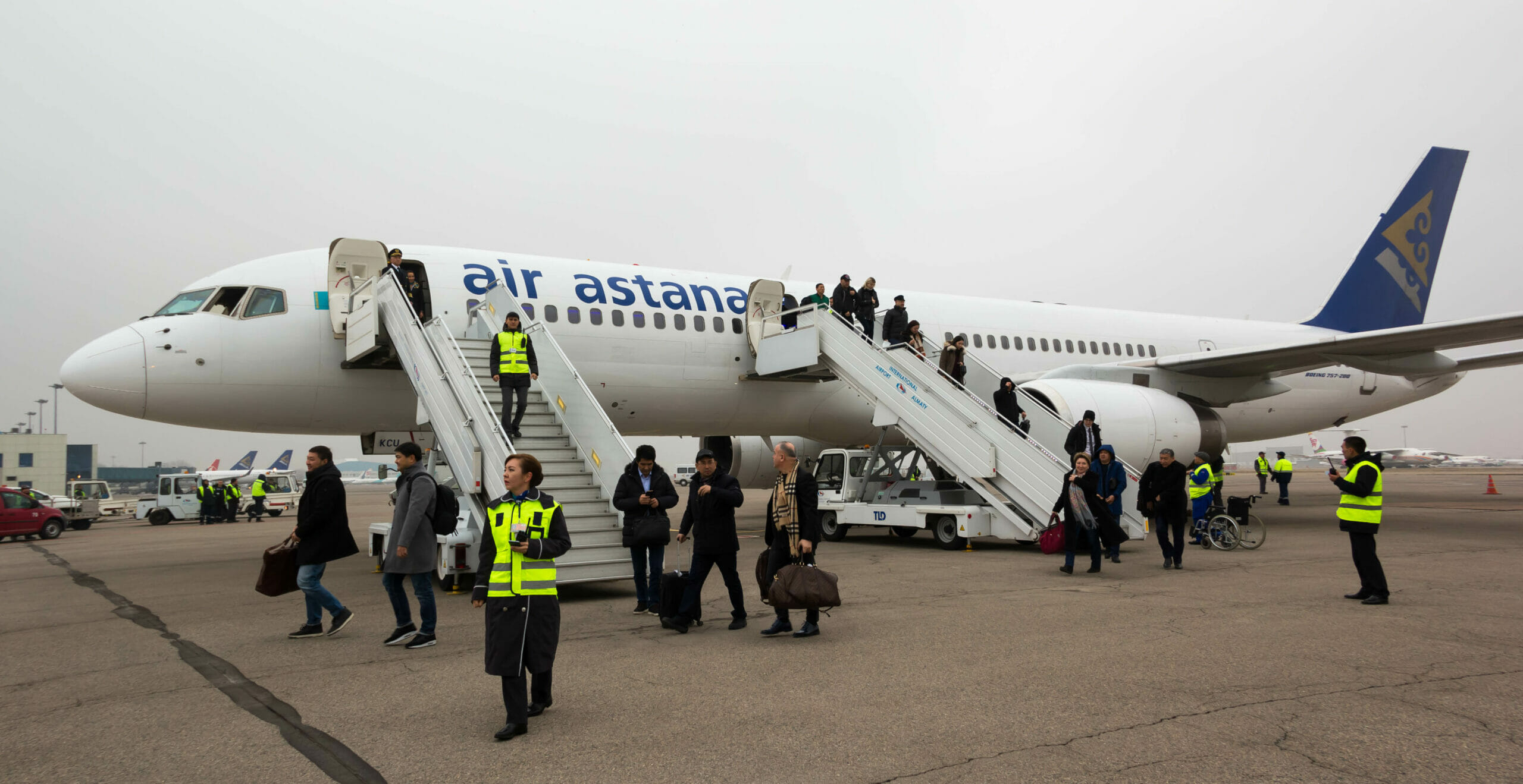 Рейс астана алматы сегодня. Пассажирский самолет. Самолет Air Astana в полете. Самолет с пассажиром. Современные пассажирские самолеты.