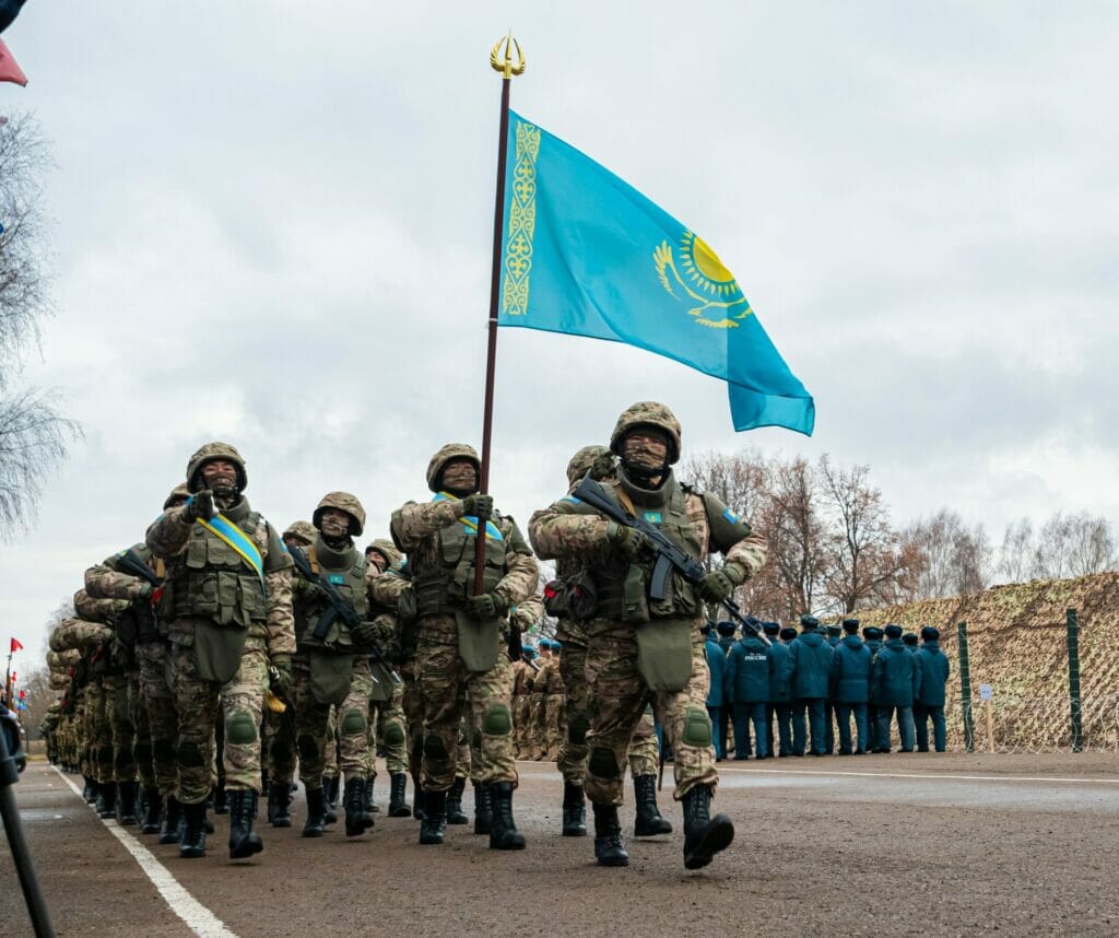 Казахстан сократил военные расходы почти в полтора раза за три года