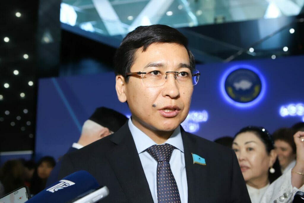 Депутат Аймагамбетов назвал мифом большие траты на обучение государственному языку