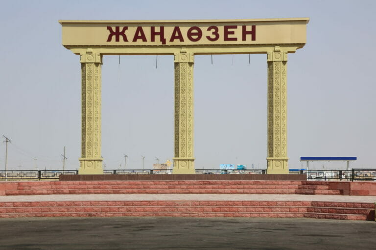 Жаңаөзенде жарық беруді талап еткен саудагерлер жолды жапты