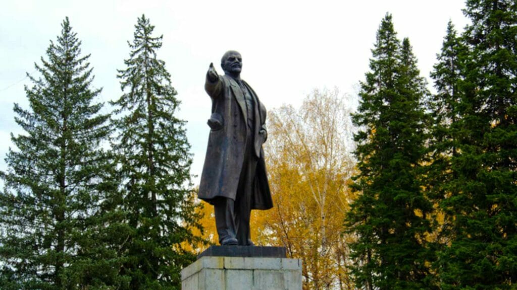 Почти 1,5 млн тенге потратят на ремонт памятника Ленину в ВКО
