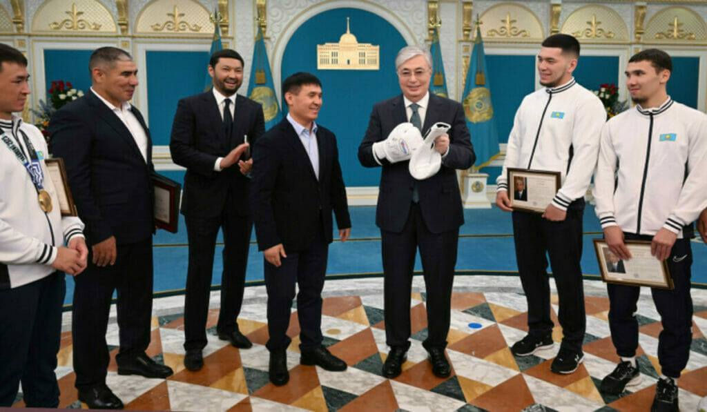 Токаеву подарили боксерские перчатки
