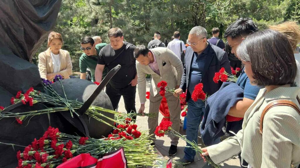 В Алматы прошел митинг в память о жертвах политических репрессий. Как это было