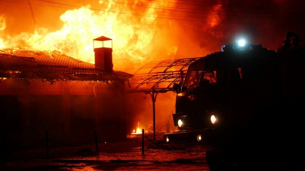 Казахстанца посадили на 13 лет в российскую тюрьму за поджог военкомата в Омске