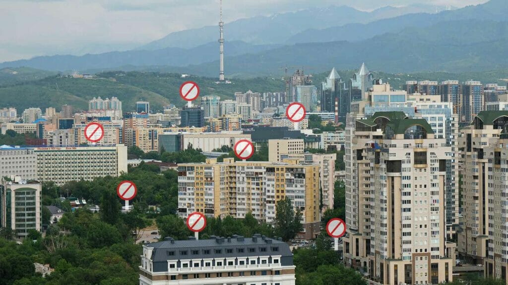 В Алматы снесли более 100 незаконных объектов торговли