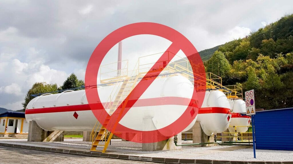 На автозаправках запретят наполнять газовые баллоны. Ранее на АГЗС произошел взрыв