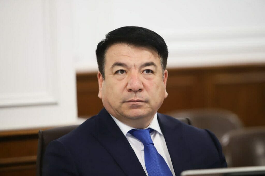 «Когда получал пятерку, мама пекла вкусные пирожки»: министр просвещения Казахстана рассказал, как учился в школе