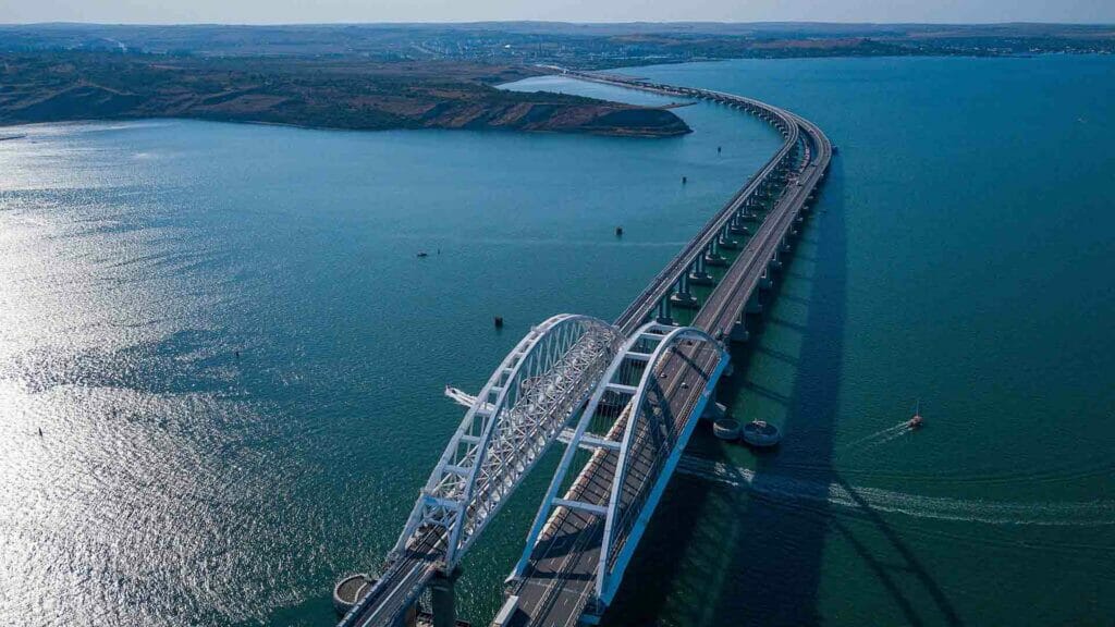 Движение на Крымском мосту остановлено. Глава региона заявил о ЧП, двое человек погибло