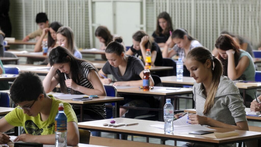 Основное ЕНТ сдали 83% от общего числа казахстанских выпускников. Только пять человек набрали высший балл