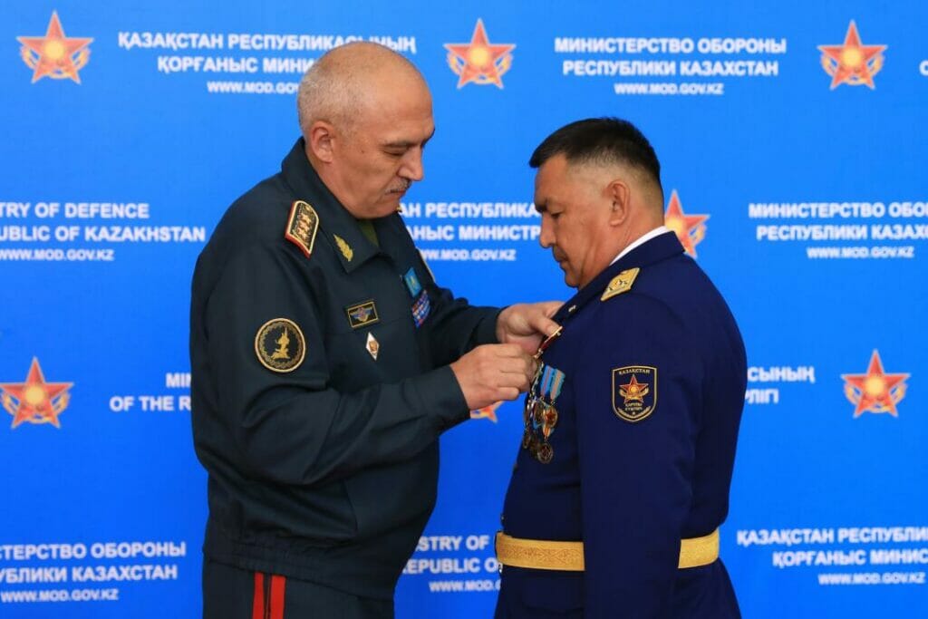Глава Минобороны Казахстана наградил военнослужащих, тушивших пожары в Абайской области