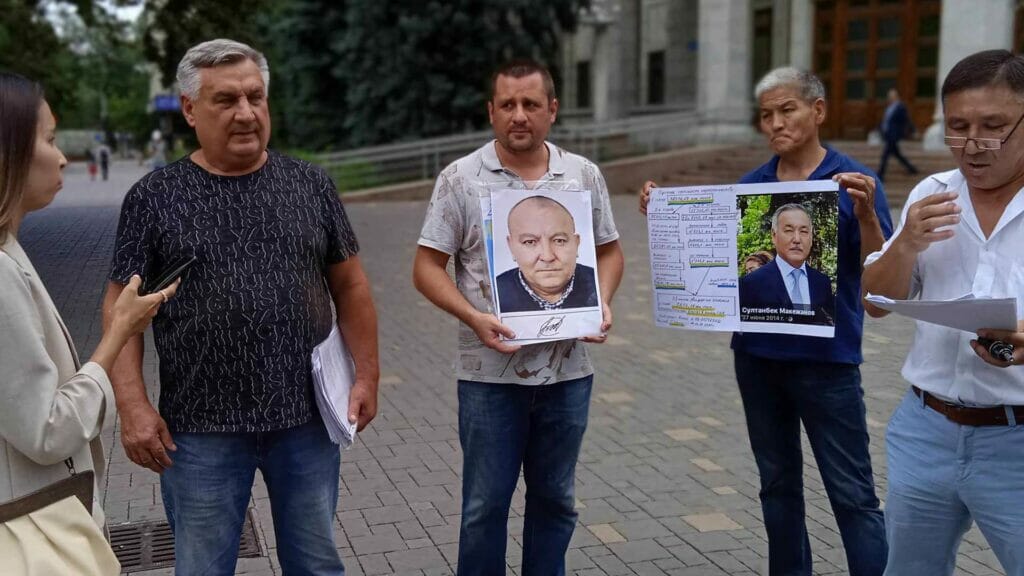 Строители объектов Азиады-2011 вышли на пикет. Они обвиняют акимат в невыплате зарплат на миллиард тенге