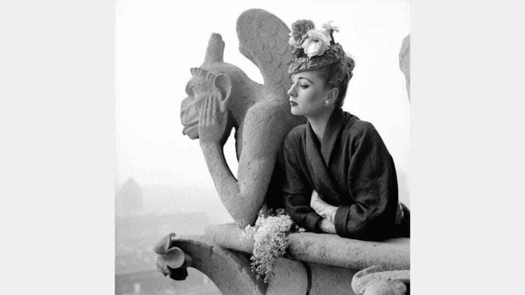 Сьюзи Паркер в соборе Парижской Богоматери, Париж, 1951 год. Фотограф Ричард Аведон