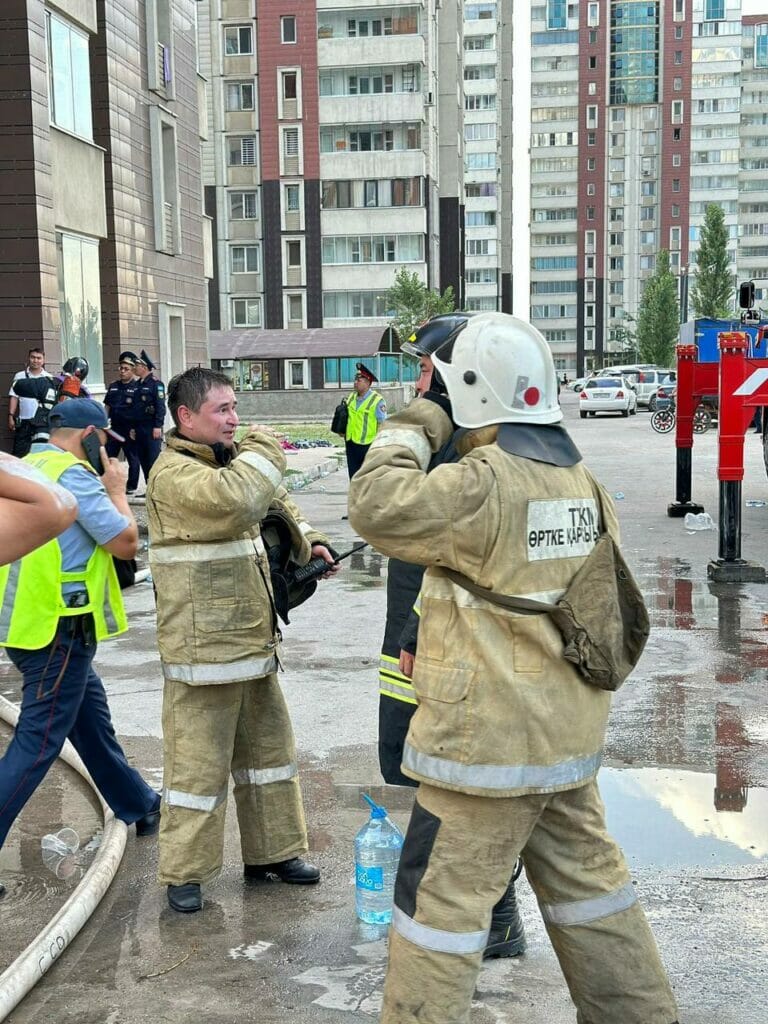 В Алматы эвакуировали 300 жителей высотки из-за пожара в шахте лифта. Детям пришлось прыгать из окон
