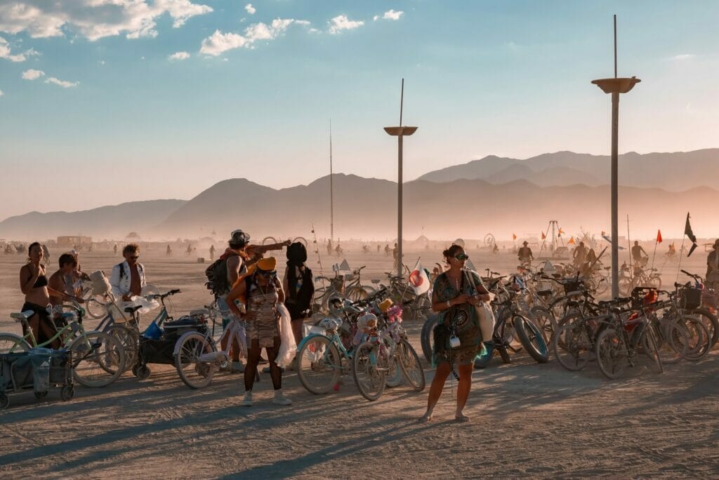 Пустыню в США, где проводится Burning Man, затопило. Десятки тысяч гостей фестиваля не могут оттуда уехать