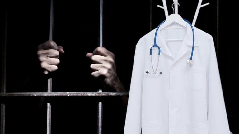 За издевательства над пациентами санитара-студента приговорили к 4,8 годам заключения в Астане