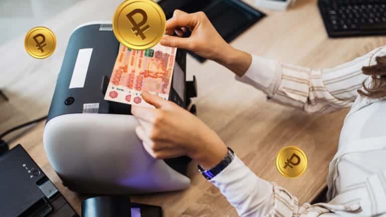 Казахстанцы вернулись к массовым продажам рублей и установили рекорд