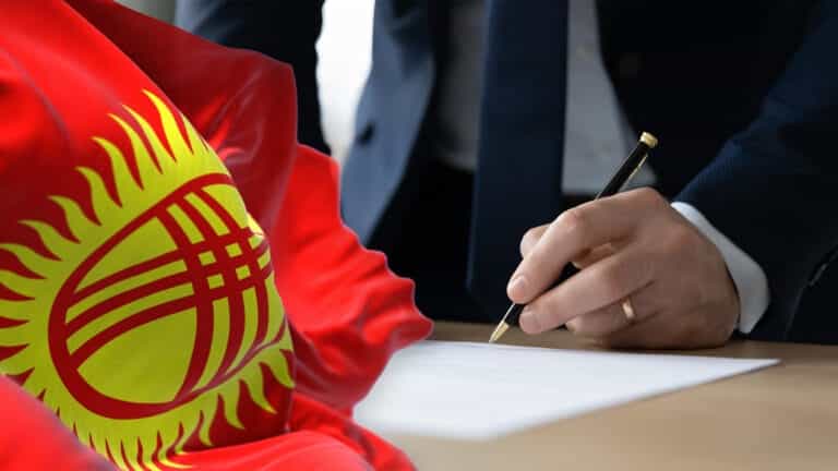 В парламенте Кыргызстана одобрили проект нового флага. Как он выглядит